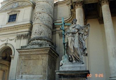 カール教会の入口 左