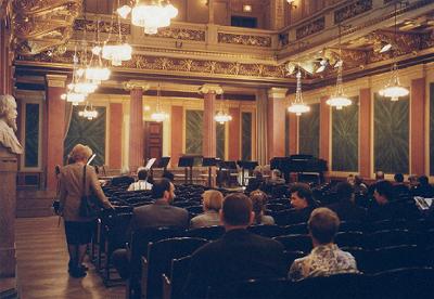 客の入り始めたホール