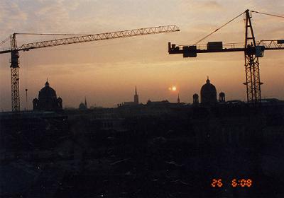 ウィーンの街のシルエットに朝日が昇る