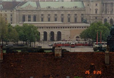 望遠で見ると、電車とバスがごちゃごちゃに見える